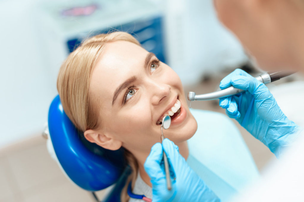 Pasta do zębów ze składnikami zwalczającymi próchnicę sprzyja zdrowym zębom i dziąsłom poprzez usuwanie płytki nazębnej i zapobieganie próchnicy
