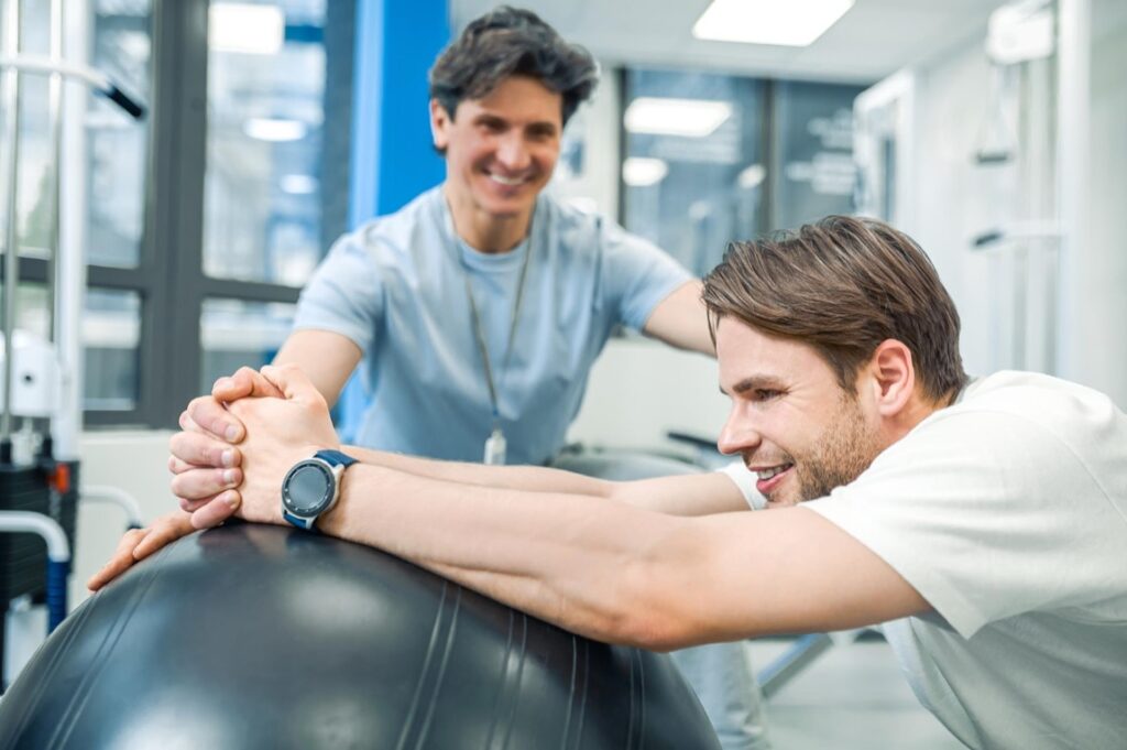 Fizjoterapeuci pracujący w takim środowisku muszą szczególnie dbać o przestrzeganie procedur bezpieczeństwa oraz higieny pracy